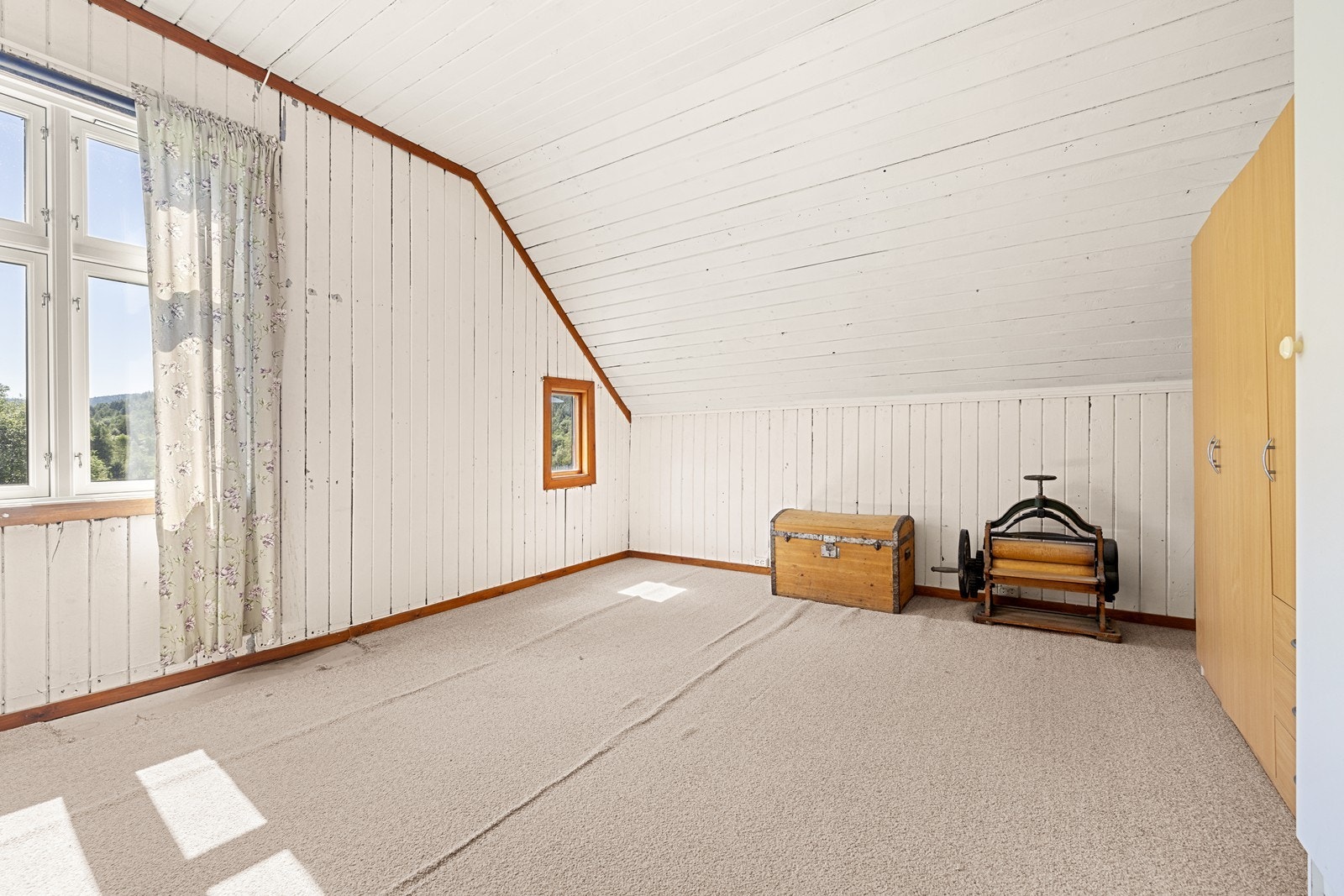 Soverom med god plass til seng og garderobeløsninger - en privat og rolig sone. Galleribilde