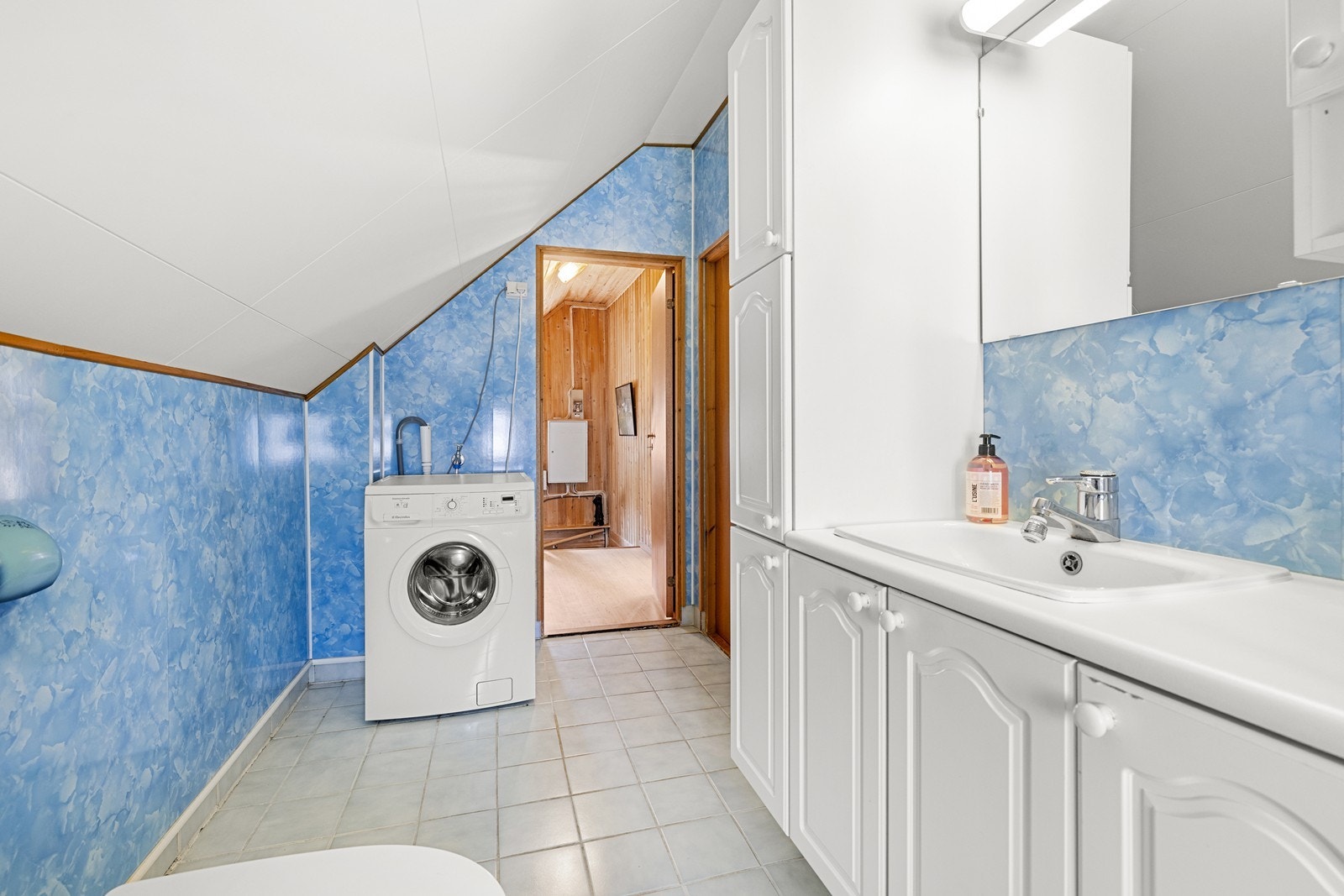 Badet er tilrettelagt med opplegg for vaskemaskin, samt god skapplass for oppbevaring. Galleribilde