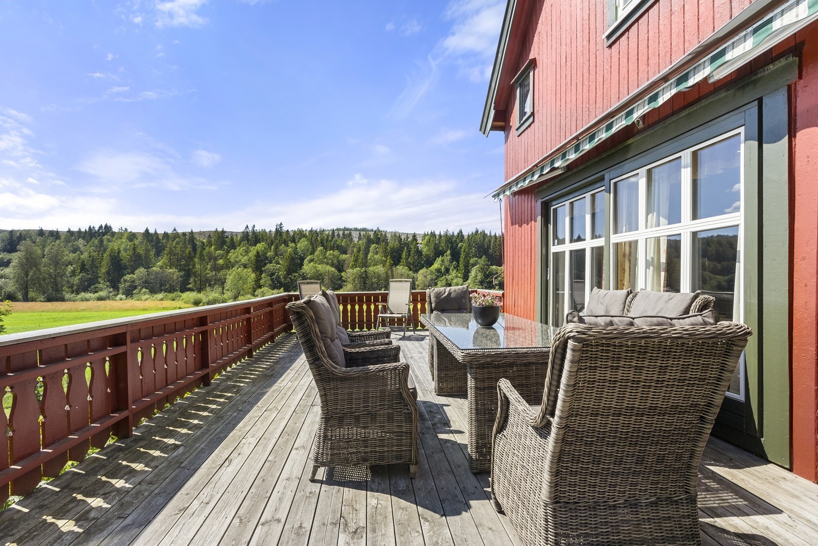 Terrasse på ca. 32m² i impregnert tre - perfekt for lange sommerdager og utendørs servering. Galleribilde