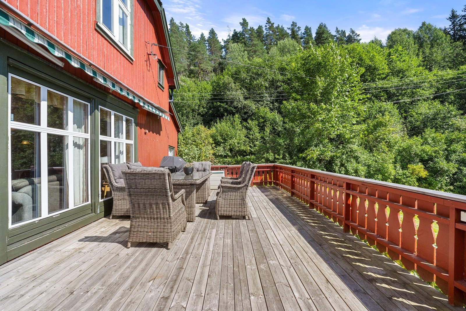 Terrassen gir rikelig plass til utemøbler og er skjermet av grønne omgivelser. Galleribilde