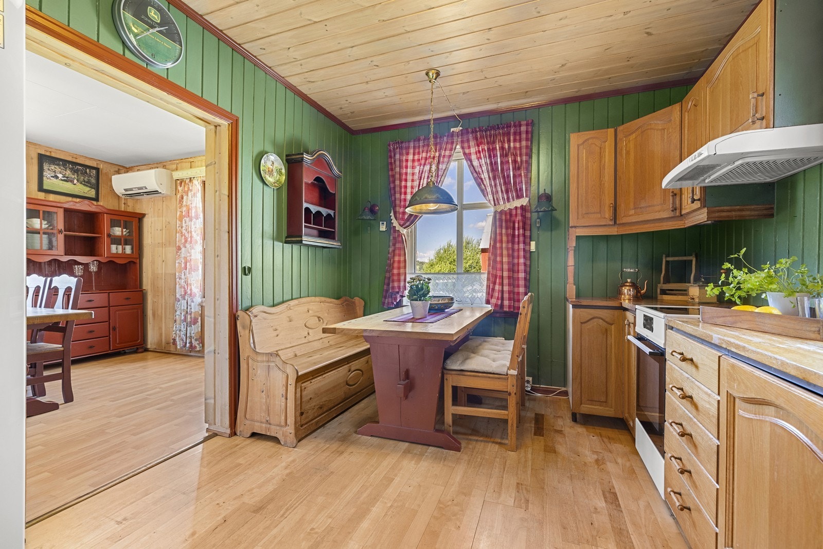 Koselig spiseplass på kjøkkenet, ideell for frokost og uformelle måltider. Galleribilde