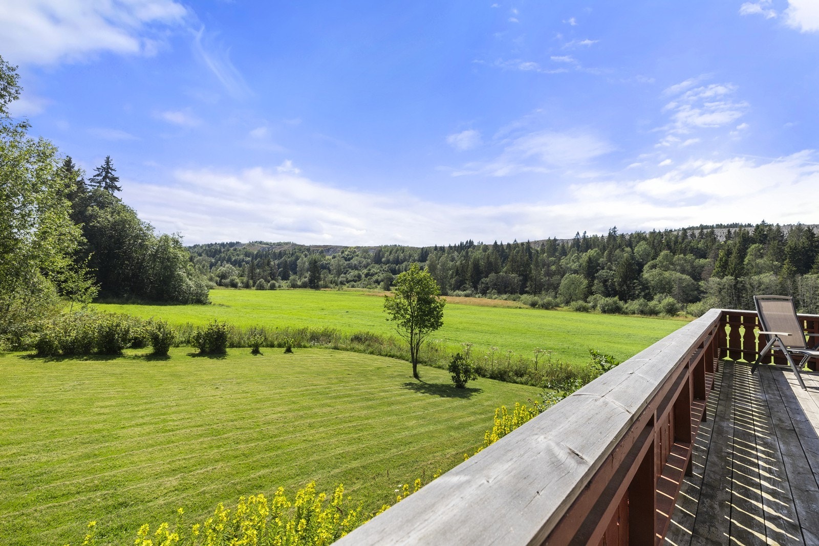 Nyt muligheten for sol og avslapning på terrassen med utsyn mot frodige jorder. Galleribilde