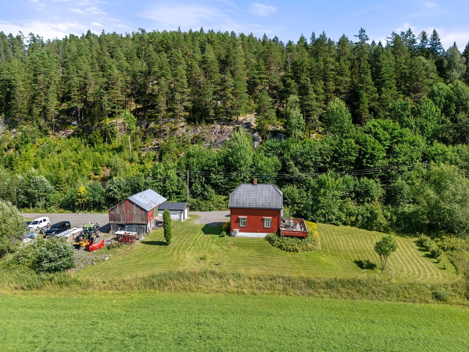 Velstelt hage og romslig uteområde gir gode muligheter for lek og rekreasjon. Galleribilde