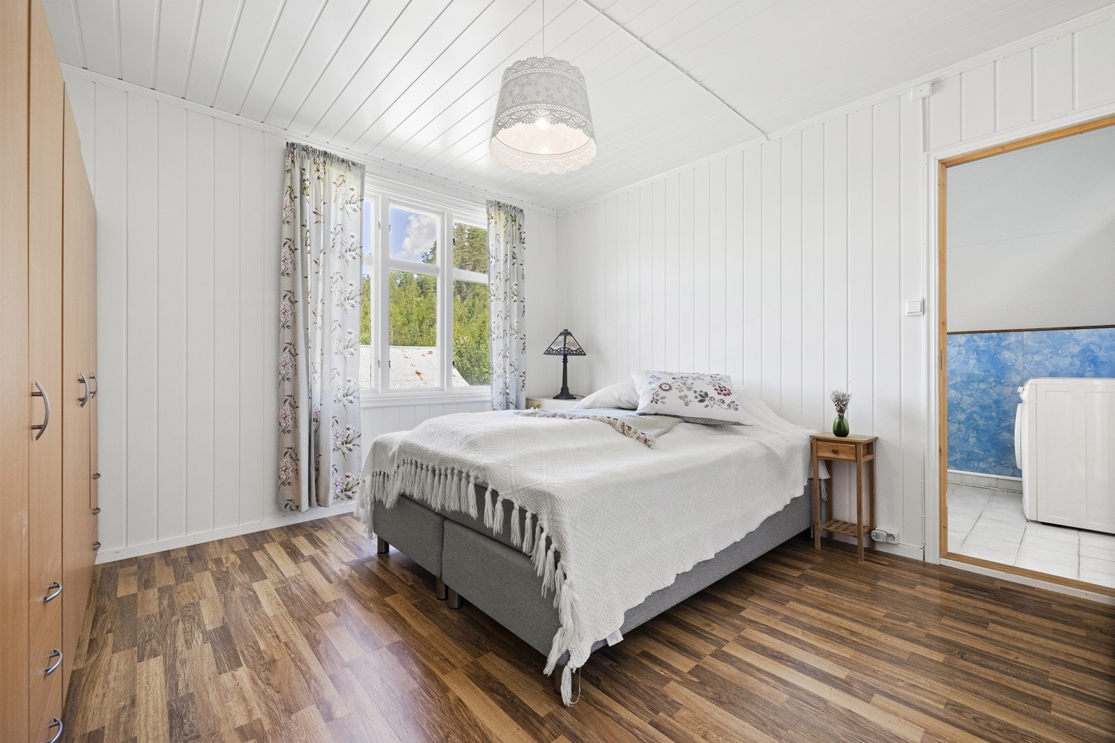 Hovedsoverom med store vinduer og plass til både dobbeltseng og garderobeskap. Galleribilde