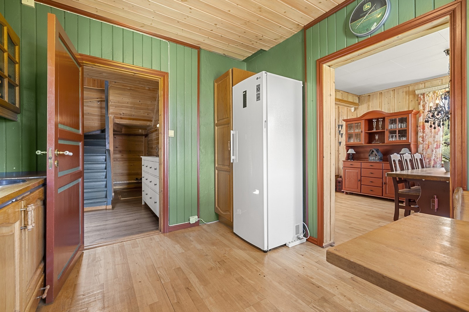 Kjøkkenet har rikelig med oppbevaringsplass og praktisk adkomst til entré og trapp. Galleribilde