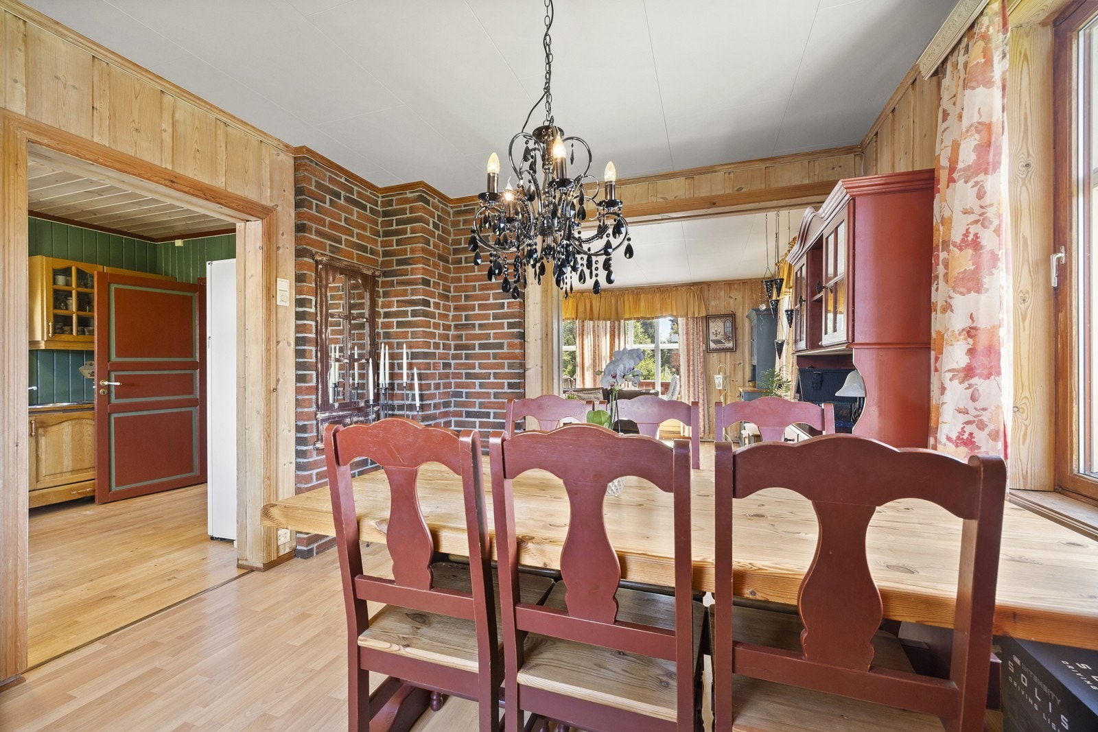 Hyggelig spisestue der familien kan samles. Galleribilde