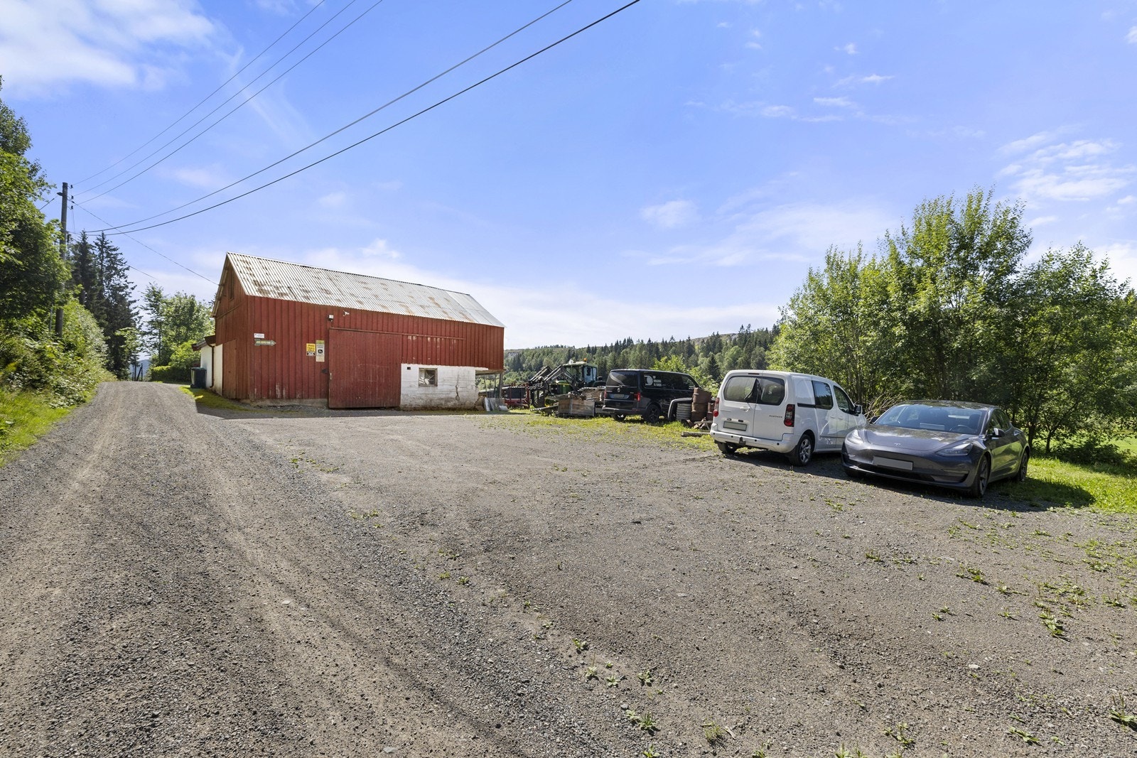 Romslig parkeringsareal gir enkel adkomst og rikelig plass for flere biler. Galleribilde