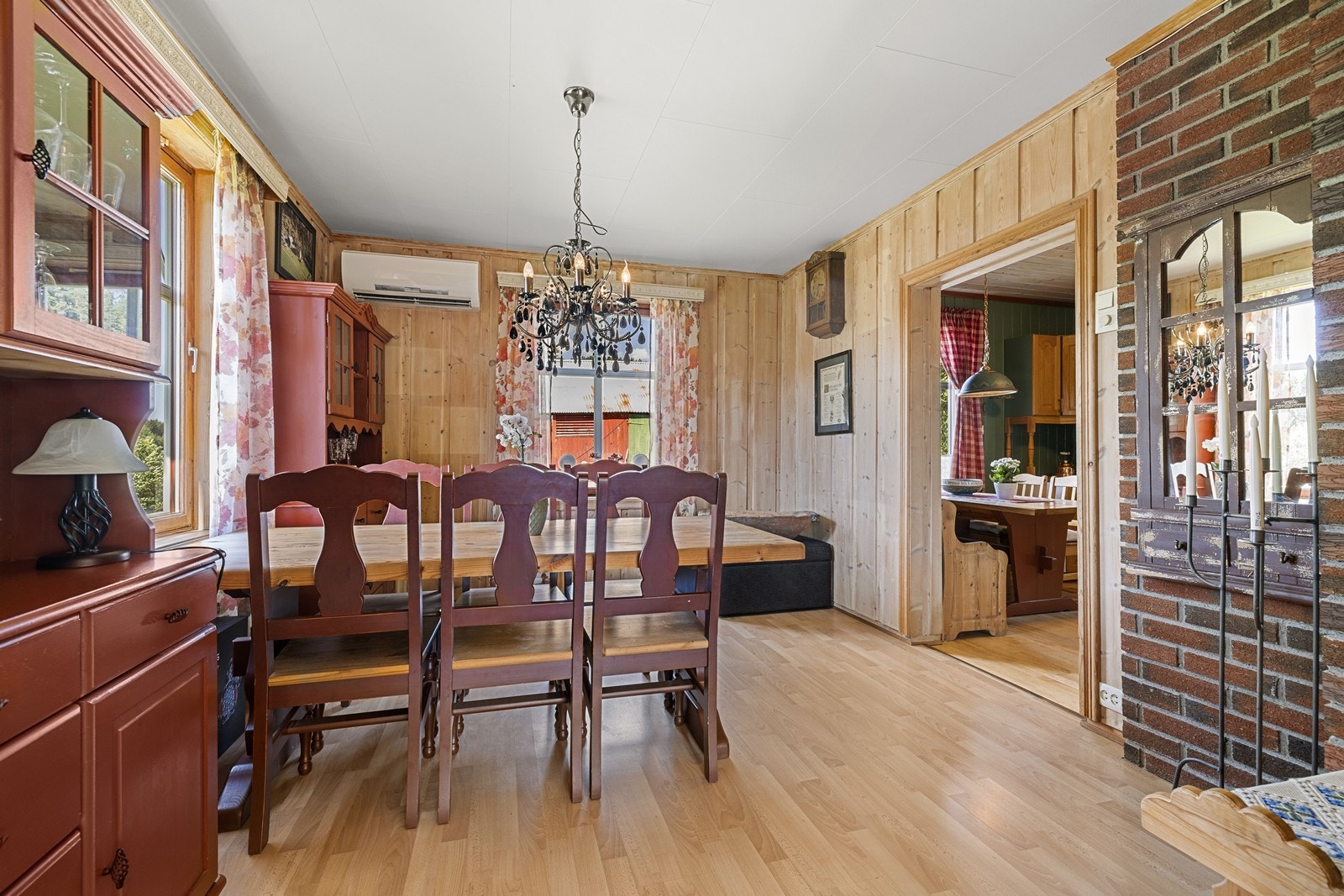 Spisestue med god plass for langbord og store familiemiddager eller hyggelige sammenkomster. Galleribilde