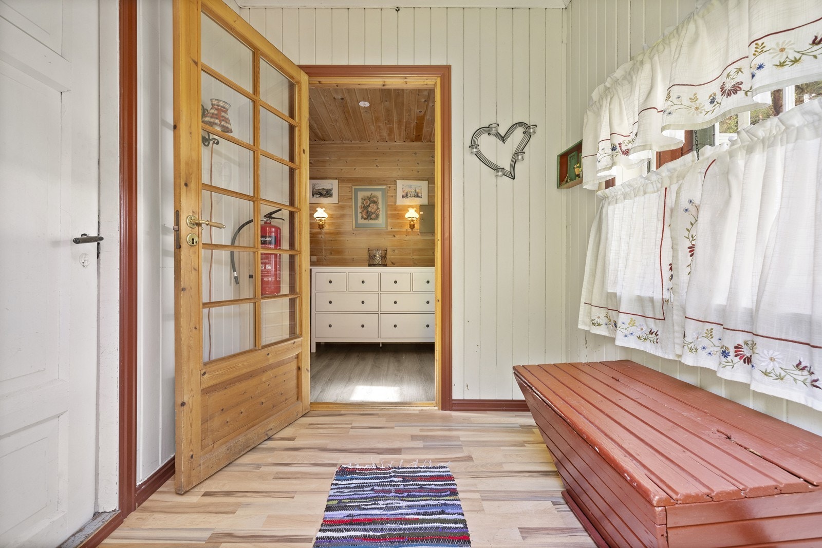 Entré med klassiske detaljer og vinduer som gir et lyst og åpent preg. Galleribilde