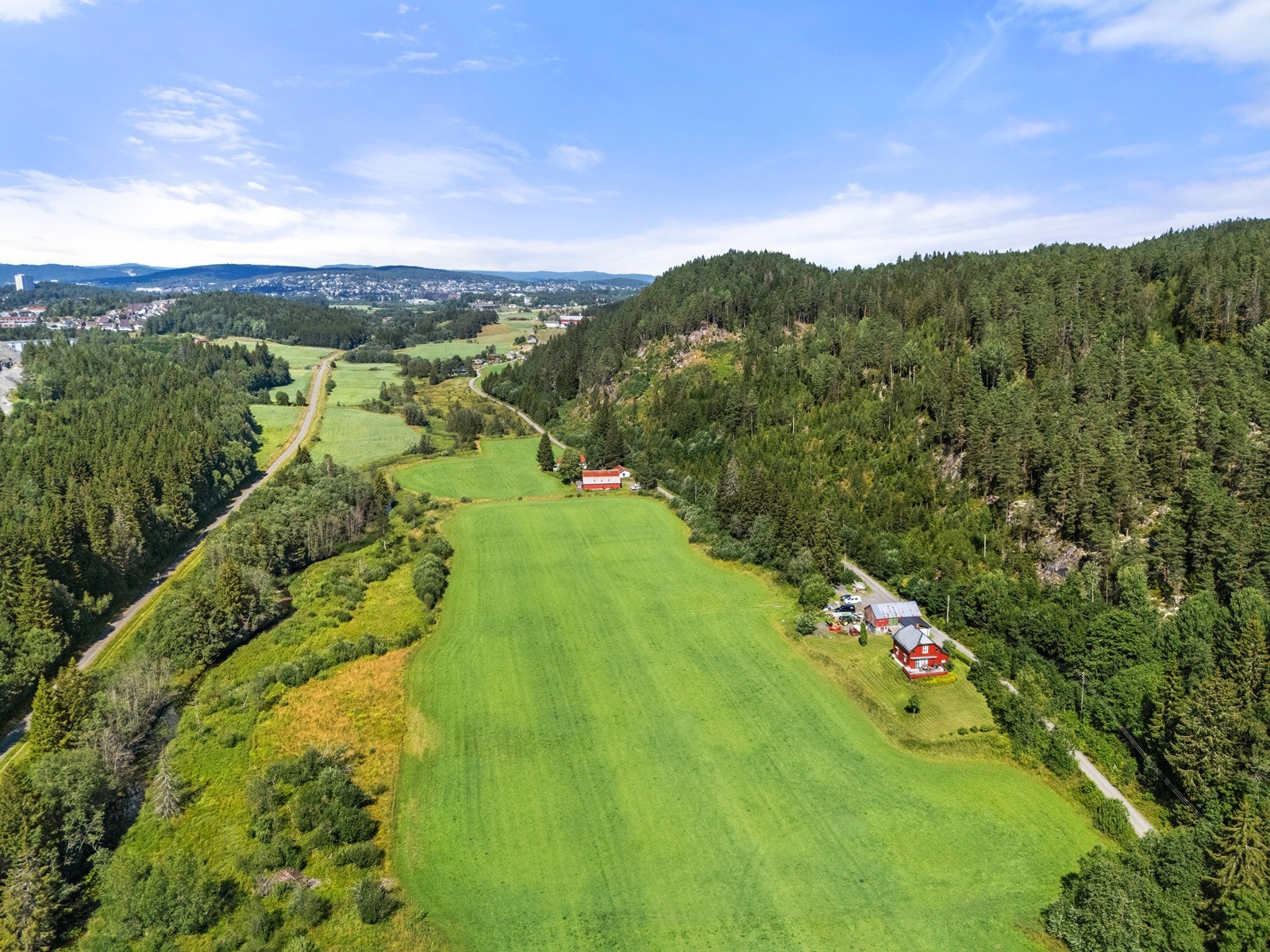 Velkommen til småbruksdrømmen på Lørenskog! Galleribilde