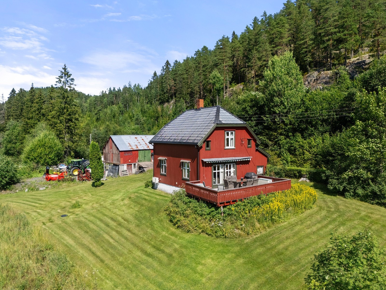 Sjarmerende våningshus med stor terrasse på ca. 32m², perfekt for sosiale stunder utendørs. Galleribilde