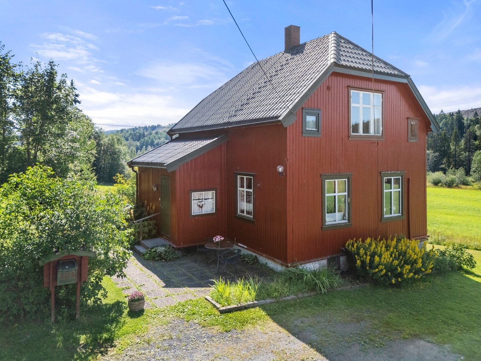 Koselig inngangsparti med plass til sittegruppe - et hyggelig førsteinntrykk. Galleribilde