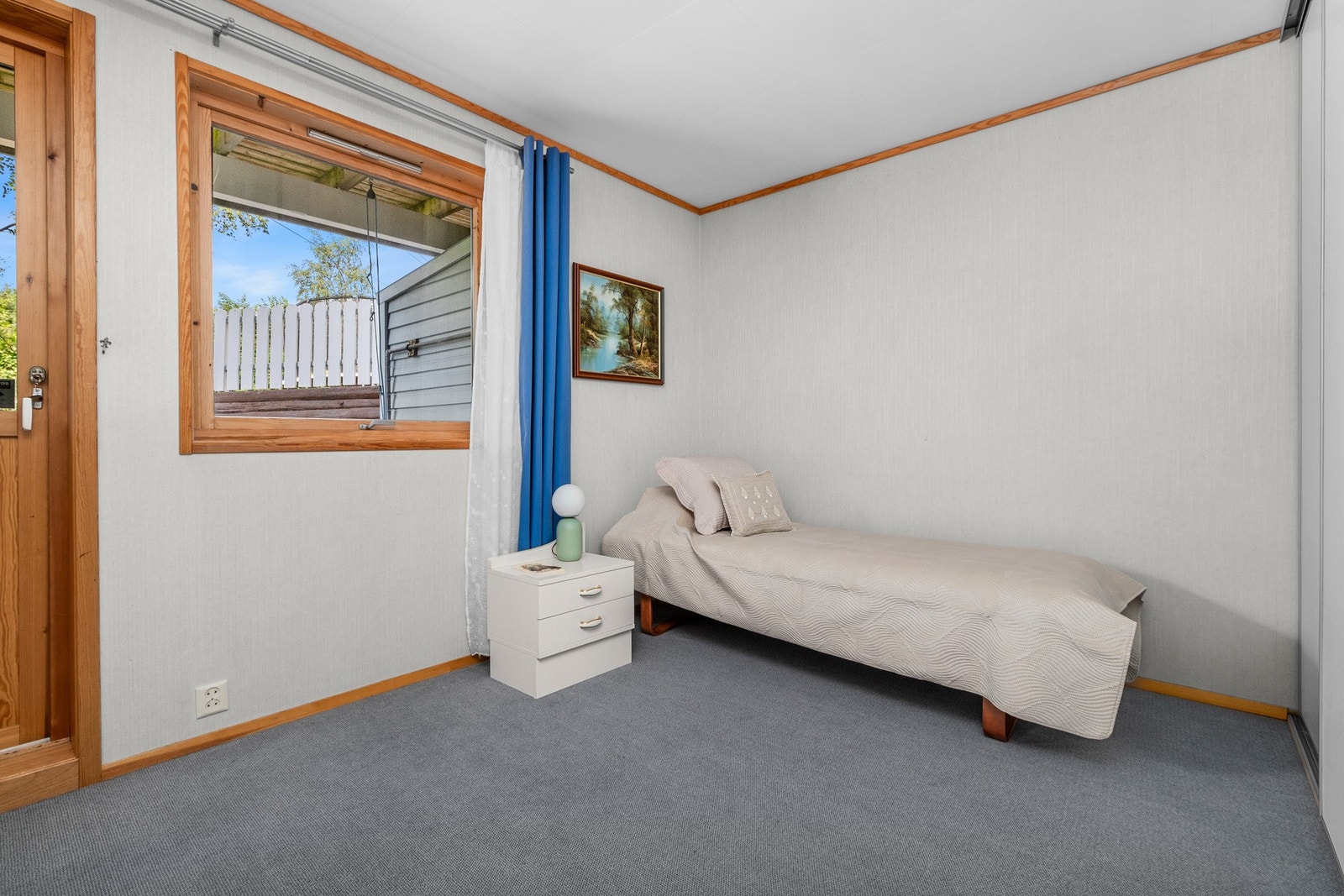 Soverom i sokkeletasjen på 11 kvm. Her er det direkte utgang til terrassen. Galleribilde