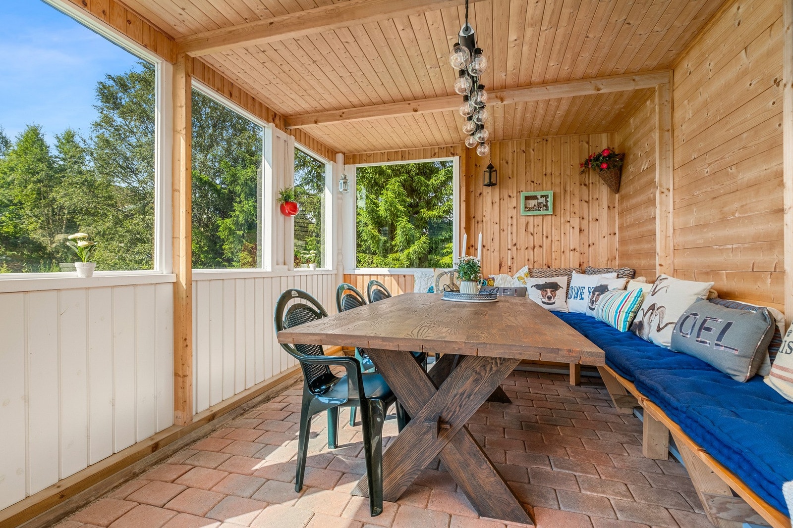 Koselig hagestue som kan brukes til hyggelige sammenkomster store deler av året. Galleribilde