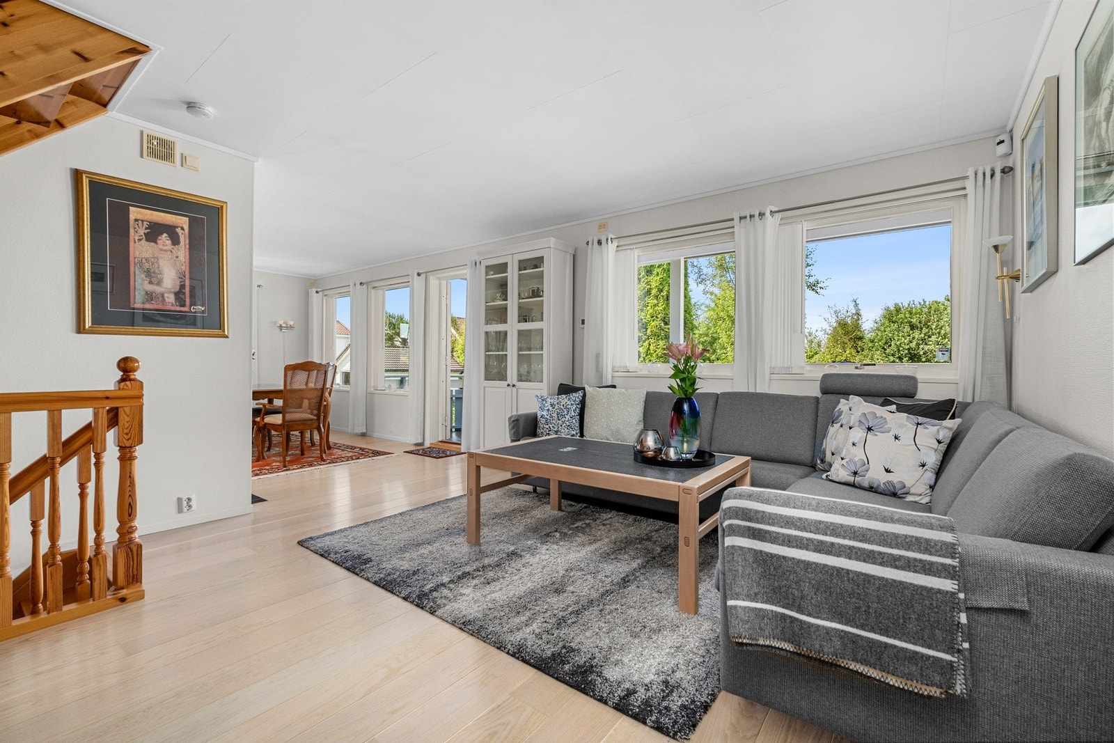 Romslig stue i hoveddel på 43,5 kvm. Pent en-stavs hvitpigmentert eike parkett i hovedetasjen. Galleribilde