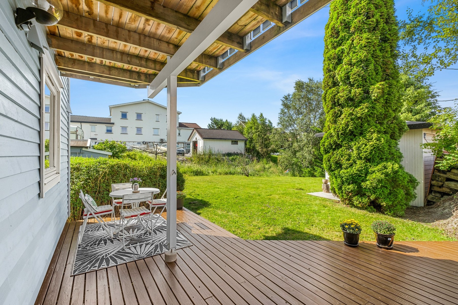 Størrelsen på uteplasser og hagen er perfekt for å invitere til grillfest og sosiale sammenkomster. Galleribilde