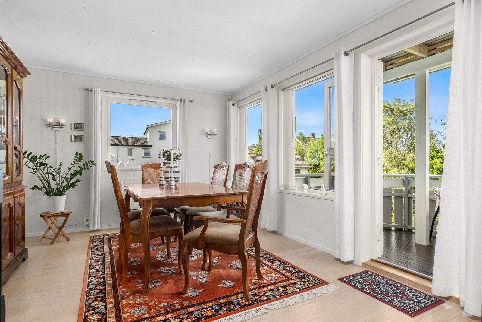 Den store, åpne stuen og det romslige kjøkkenet har gjort det enkelt å samle mange rundt bordet. Galleribilde