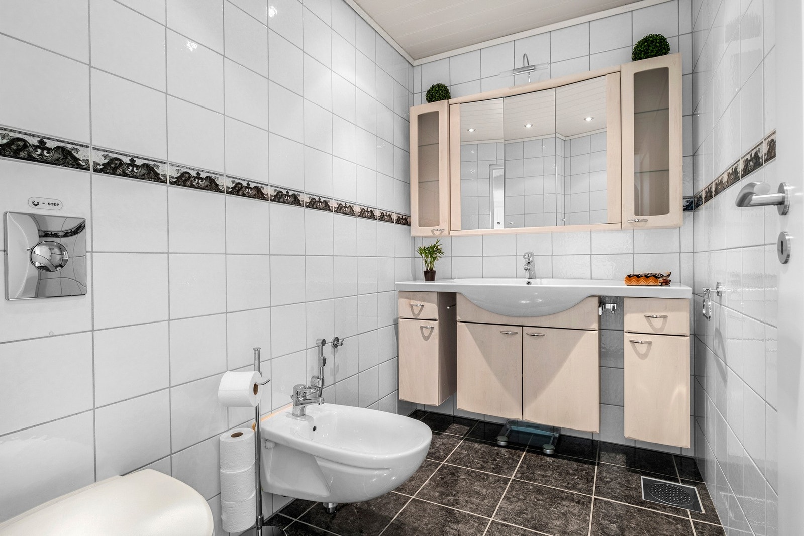 Pent og flislagt bad i 1. etasje på 3,5 kvm. Galleribilde