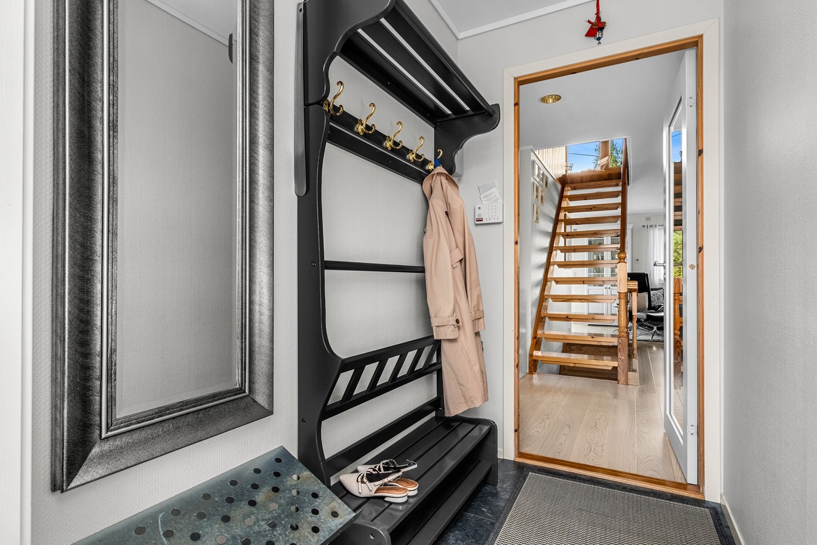 Gode oppbevaringsmuligheter i entré. Galleribilde