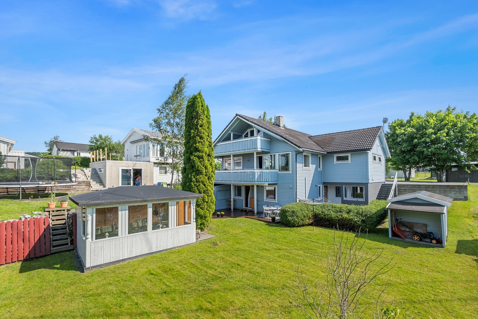 Helt unik hagetomt med et flatt og barnevennlig terreng gjør denne eiendommen til en ypperlig familiebolig. Galleribilde