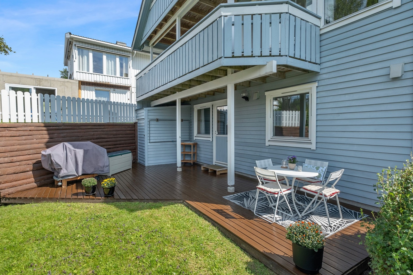 Stor terrasse tilknyttet på 26 kvm. med direkte tilknytning til den solfylte hagen. Galleribilde