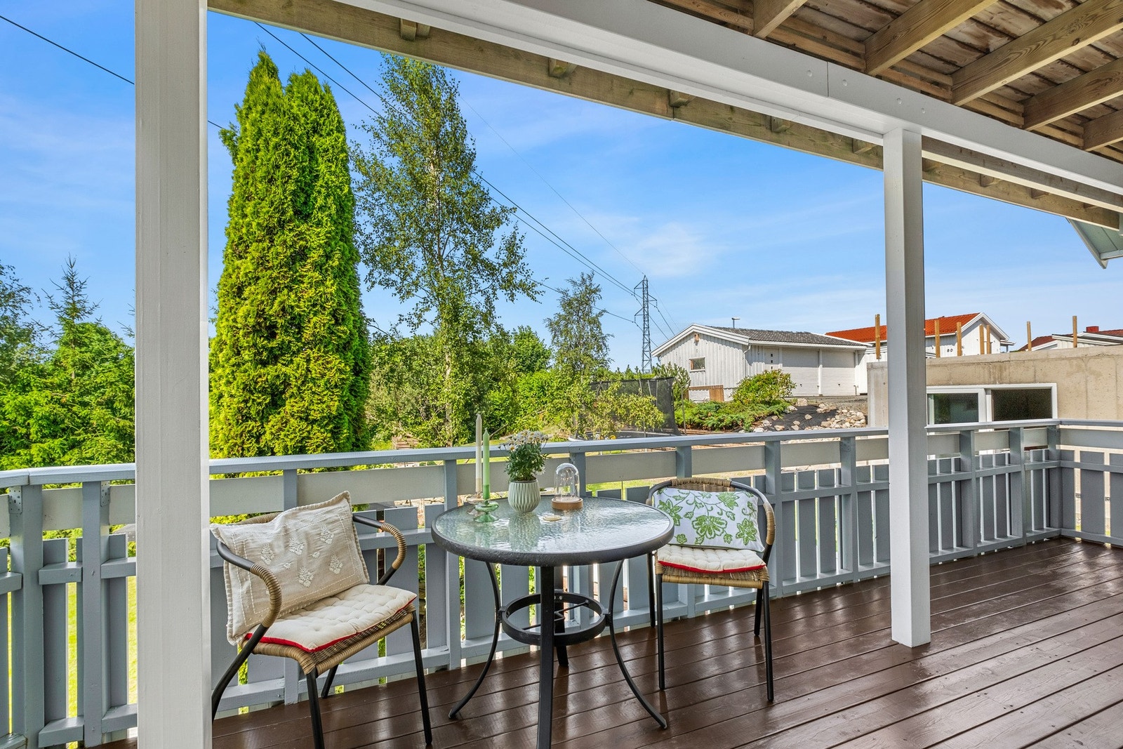 Gode møbleringsmuligheter på utvendig veranda. Galleribilde