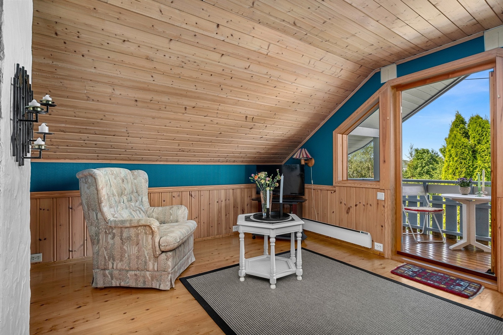 Loftstuen har direkte utgang til solrik balkong som vender ut mot hagetomten. Galleribilde