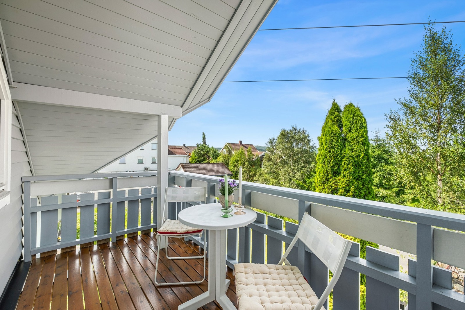 Verandaen er på 6 kvm. som har plass til et hyggelig café sett. Galleribilde