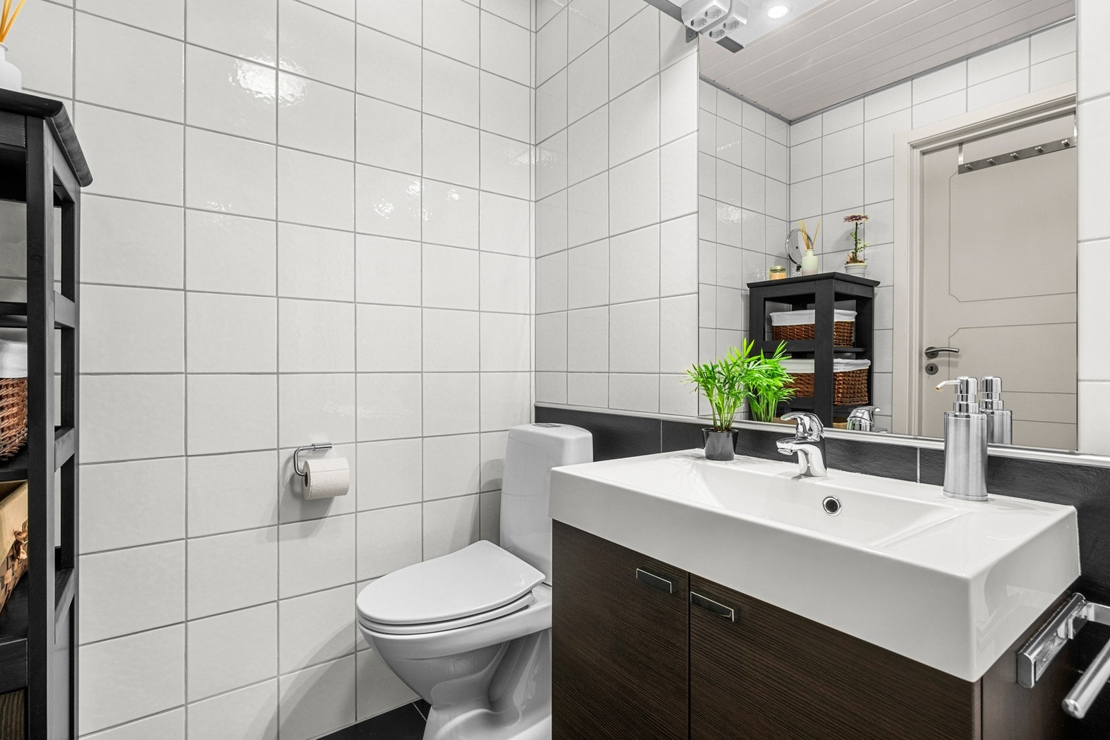 Badet er god utstyrt med bla. varme i gulv, downlights, dusj/badekar, klosett og servant. Galleribilde