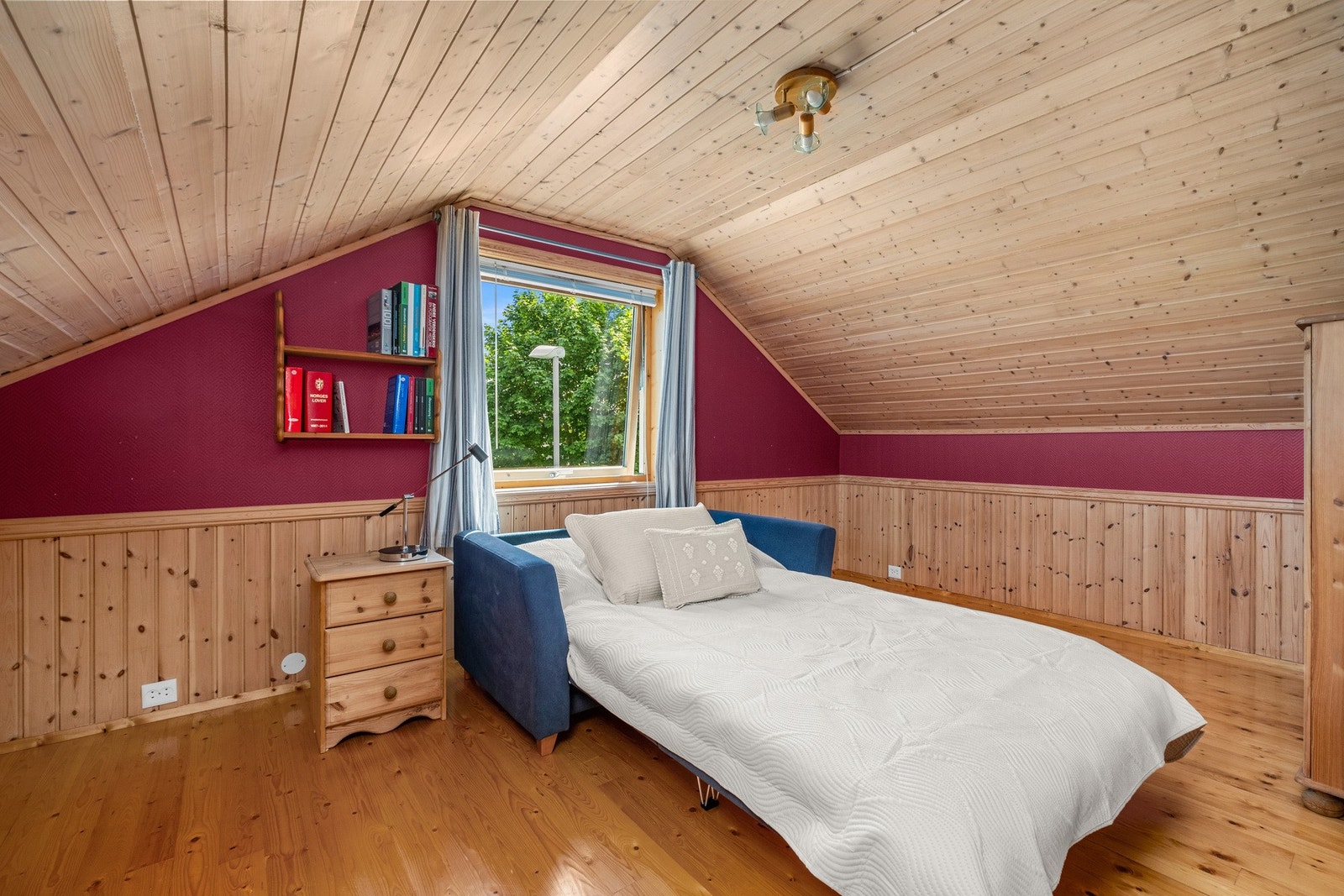 Stort soverom på 11 kvm som har gode møbleringsmuligheter. Kneloft for lagring på sidene. Galleribilde