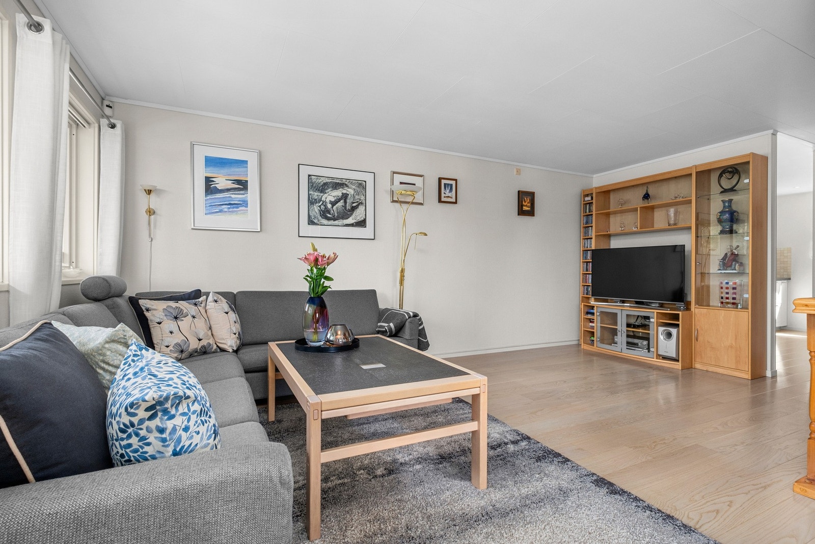 Stuen har en god planløsning som gjør den enkel å innrede med flere soner. Galleribilde