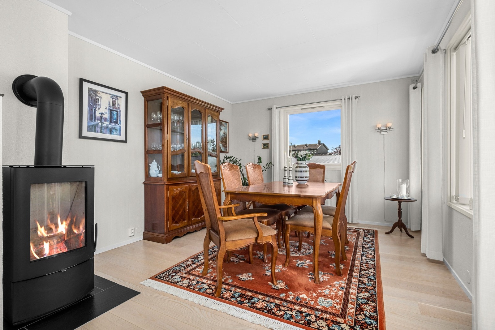 Spisegruppen finner sin naturlige plass i stuehjørnet. Galleribilde