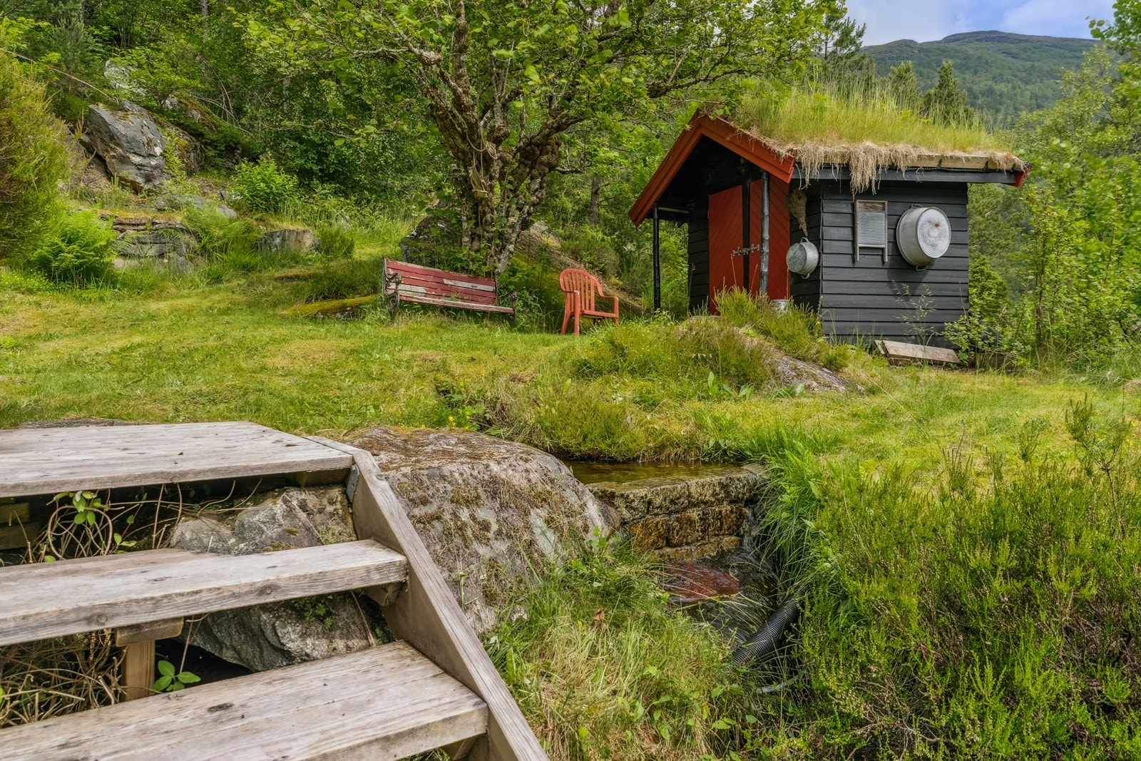Uthus med praktisk reiskapsbod og innlagt straum Galleribilde