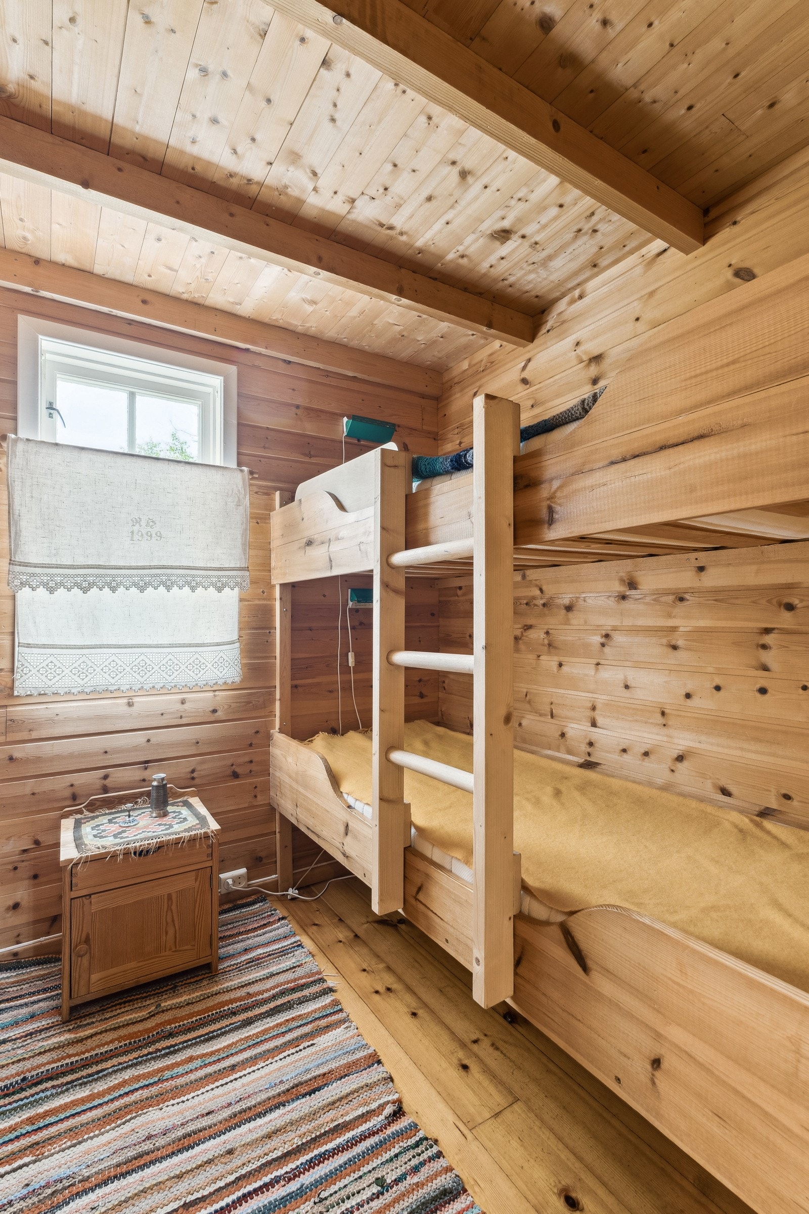 Fritidsbustaden har 2 soverom i tillegg til hems Galleribilde