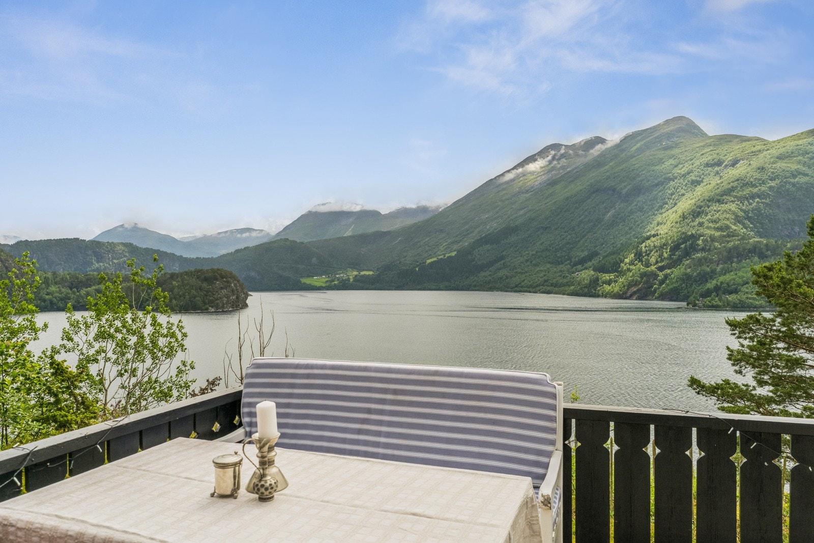 Mot søraust ser du enden av Kallebugen - ein fredfull og populær plass for fiske Galleribilde