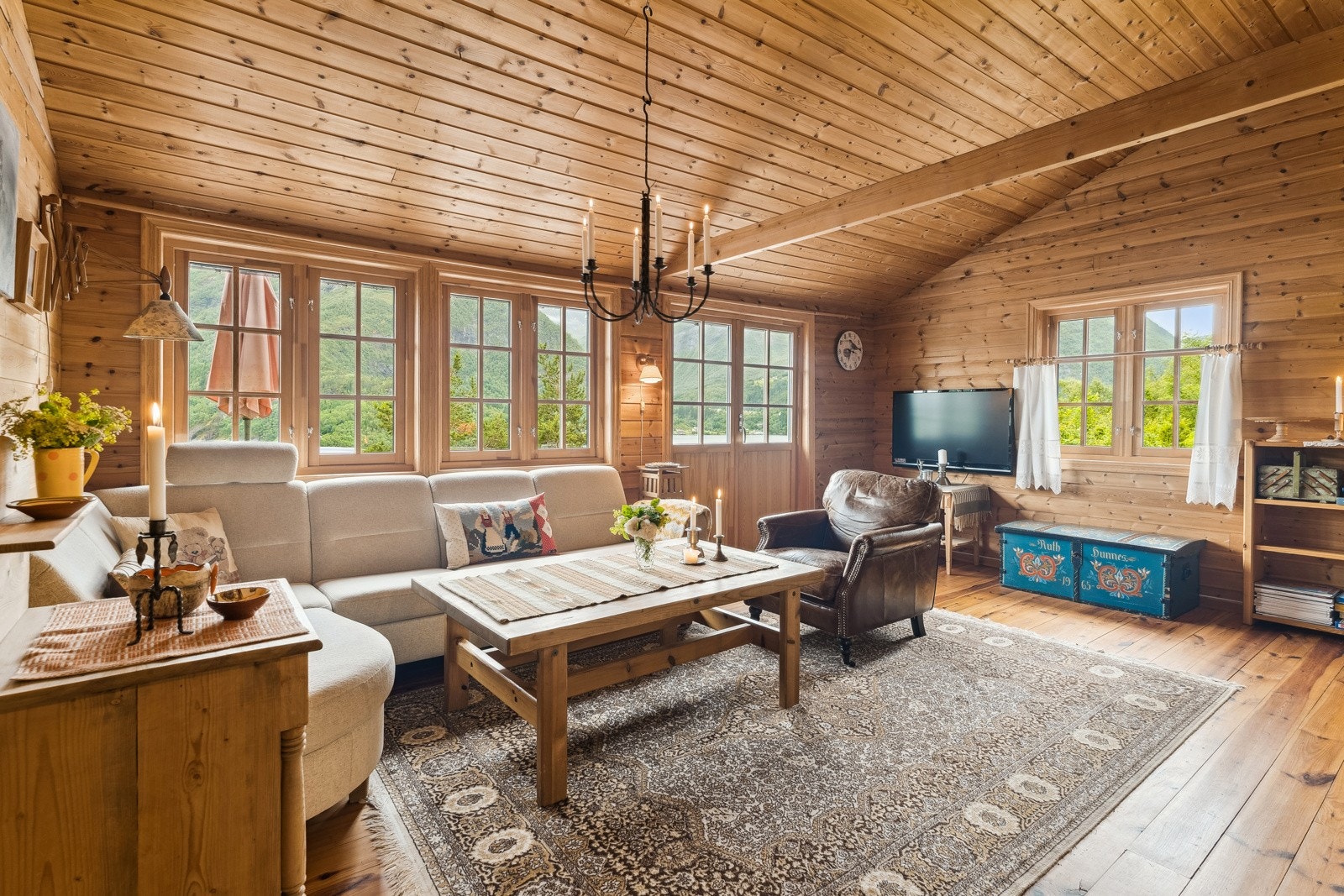 Velkomen inn! Romsleg og innbydande stove med mykje vindauge som gjev flott lysinnslepp og fantastisk utsyn over fjorden og fjella ikring! Galleribilde