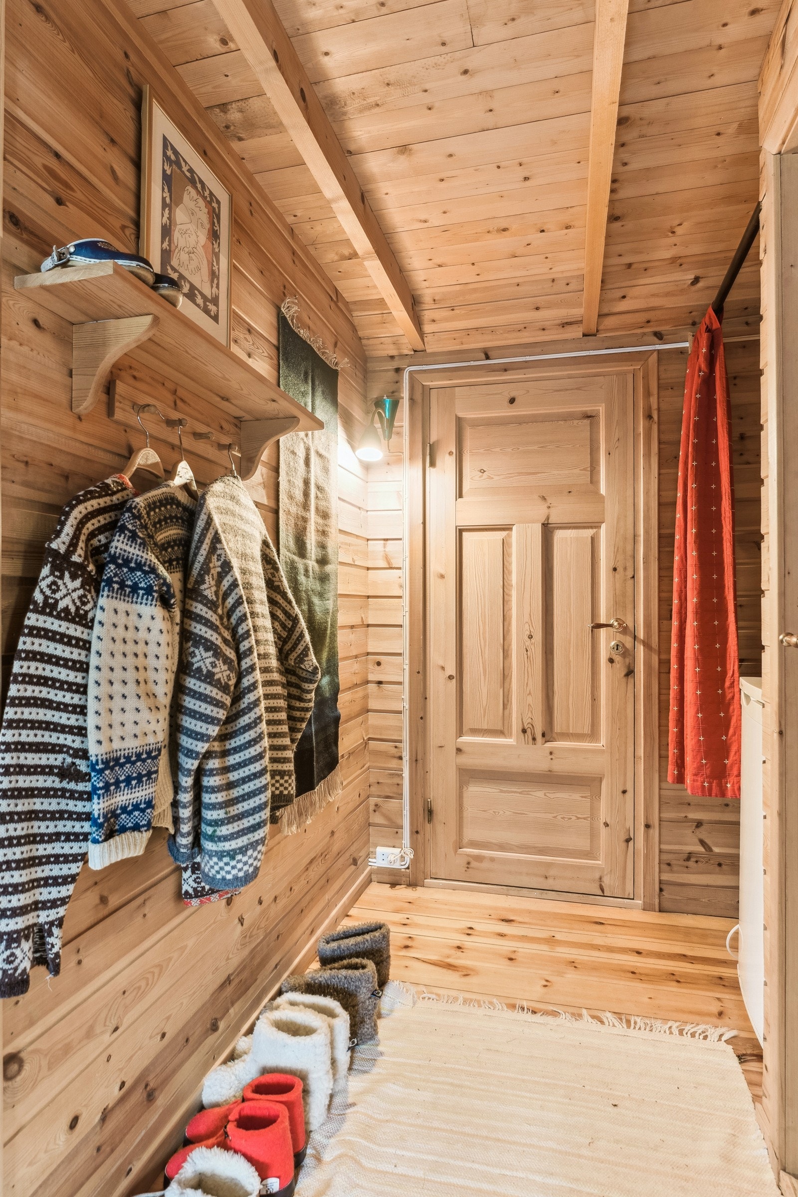 Gangen har god plass til yttertøy og sko Galleribilde