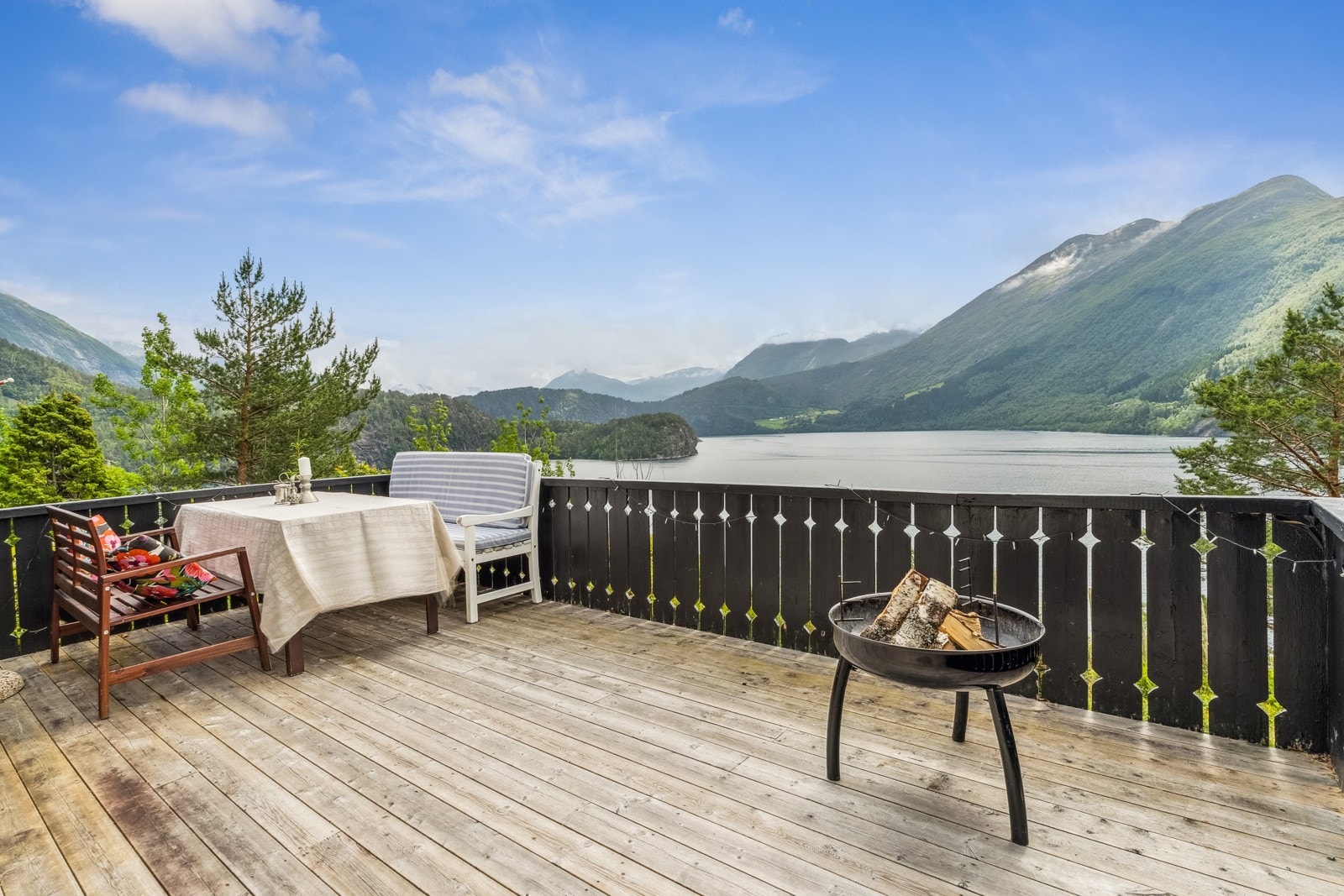 Frå stova er det utgang til stor sørvendt solrik terrasse med tilkomst vidare til uteområdet Galleribilde