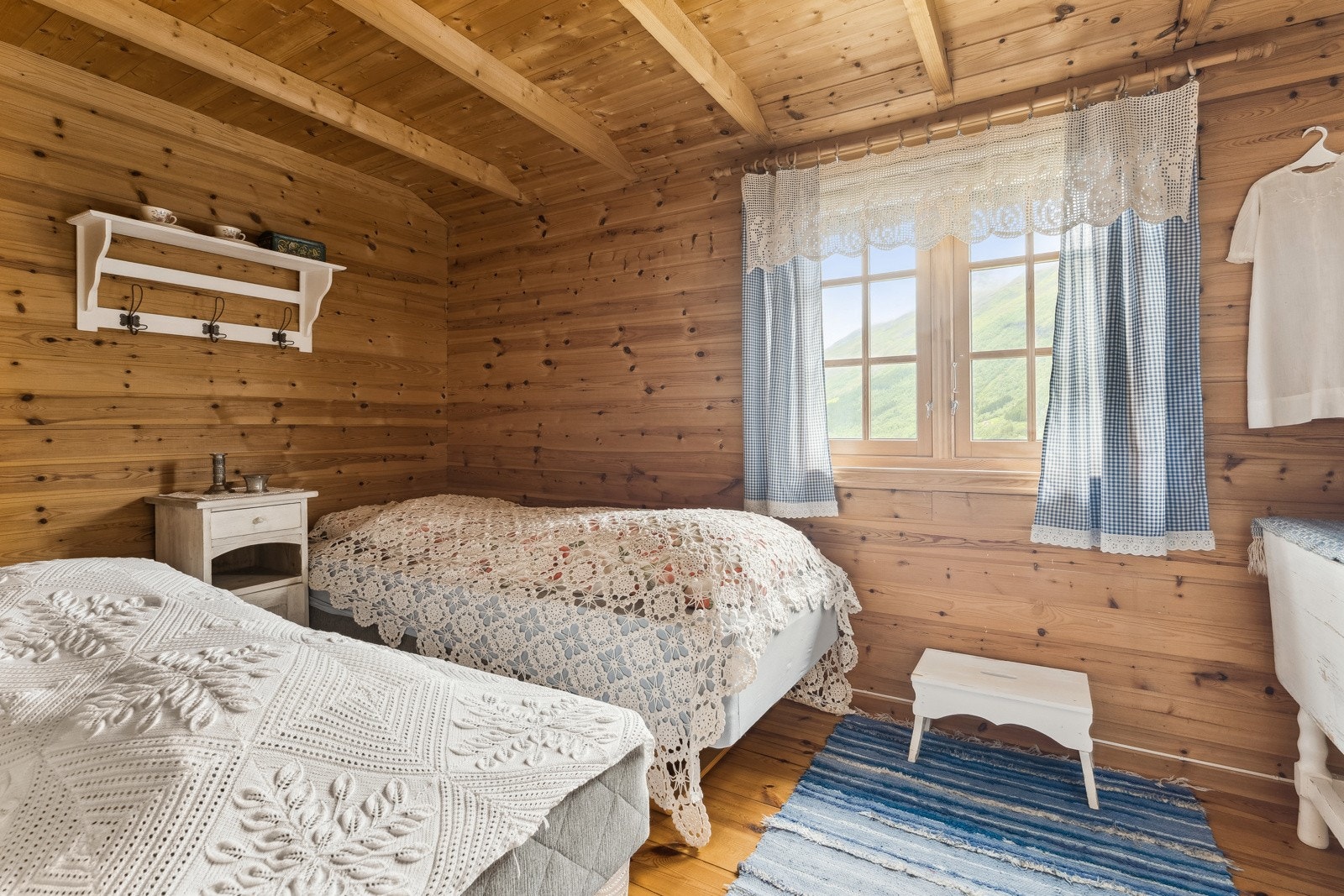 Hovudsoverommet er romsleg med synlege bjelkar i himling og vindauge med flott utsyn mot fjorden Galleribilde