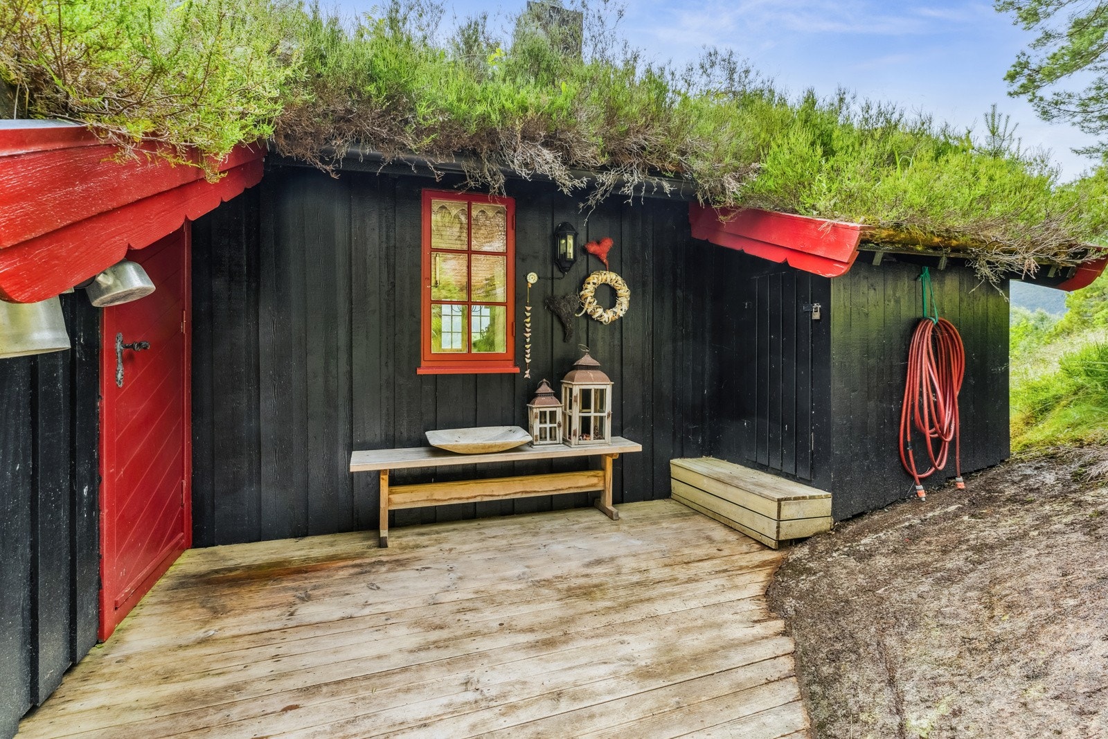 Koseleg inngangsparti med praktisk vedskjul like ved Galleribilde