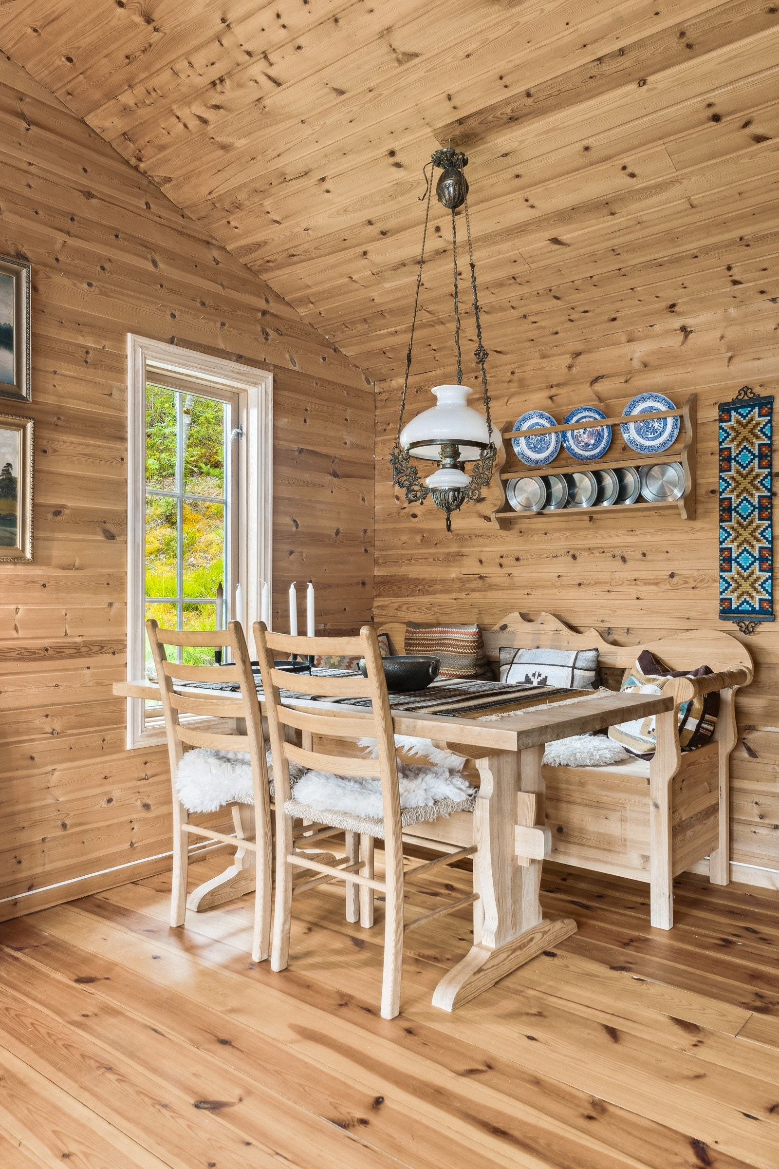 Spiseplassen er flott plassert. Vindauget gjev fint lysinnslepp og flott utsyn Galleribilde