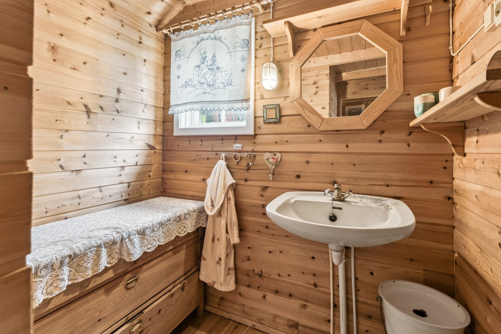 Baderom med servant, speil og belysning - samt plass for oppbevaring Galleribilde