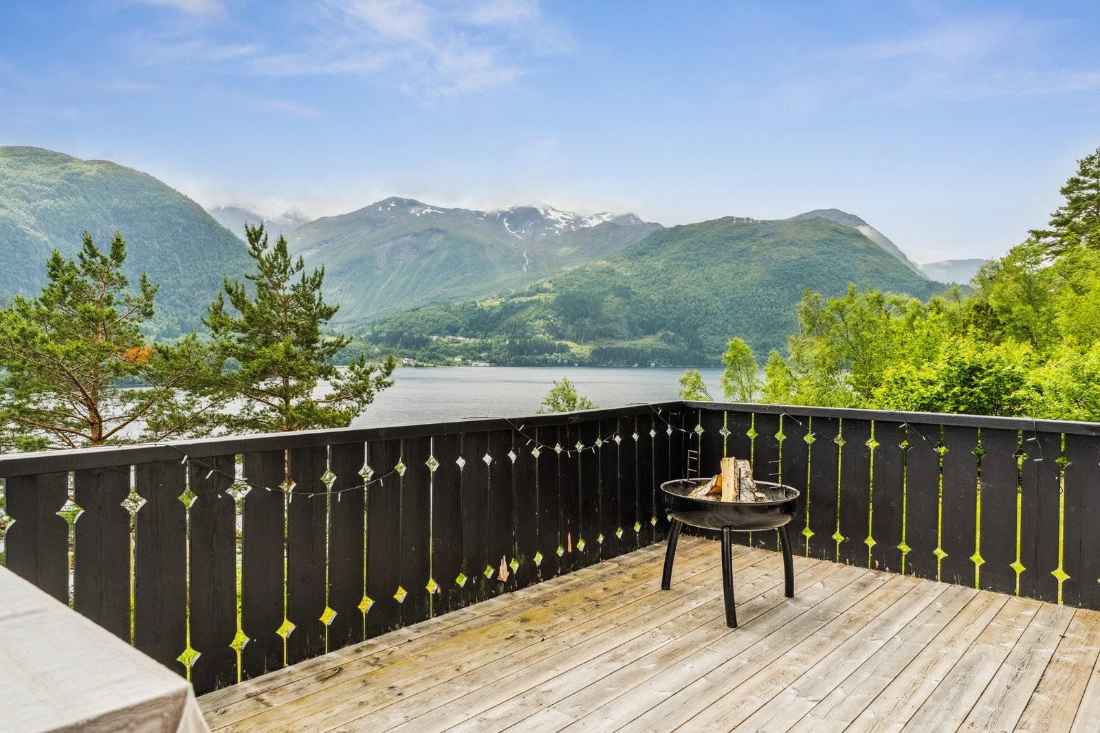 Her kan du nyte den vakre utsikta utover den fiskerike fjorden og fjella ikring, med Høydalen i bakgrunnen Galleribilde