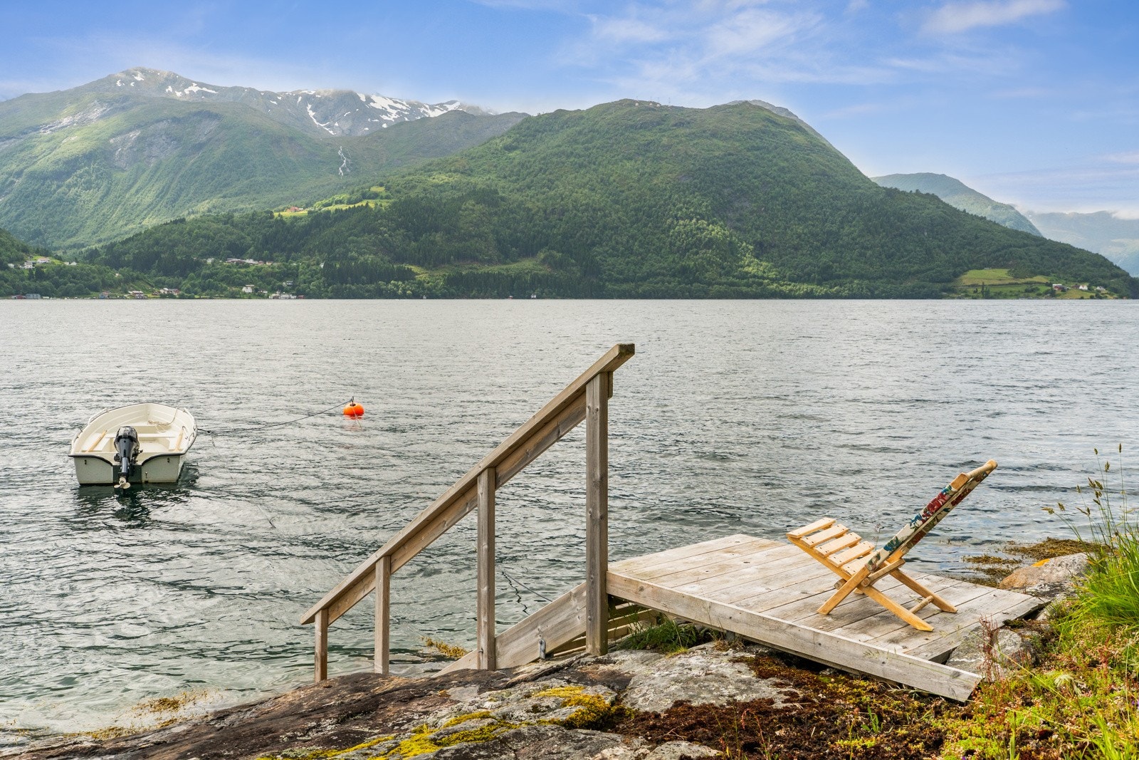 Båtplass med badetrapp og rekkverk som gjev god og trygg tilkomst til fjorden - perfekt for både bading og båtliv Galleribilde
