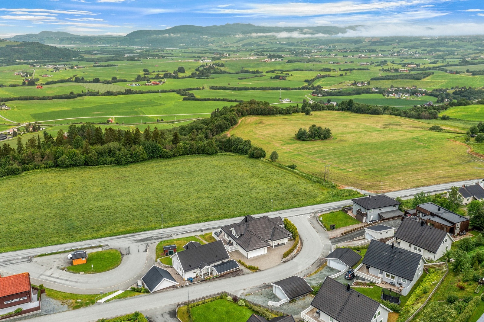 Dronefoto som viser flott beliggenhet i et etablert og trivelig område. Galleribilde