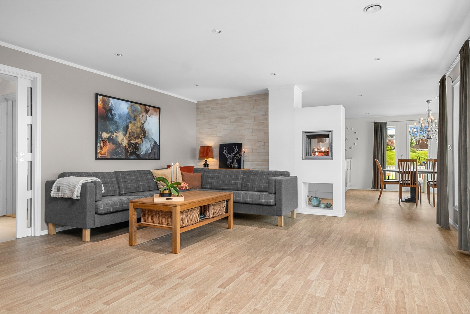 Den store stuen er inndelt i to soner før du kommer inn til spisestue Galleribilde