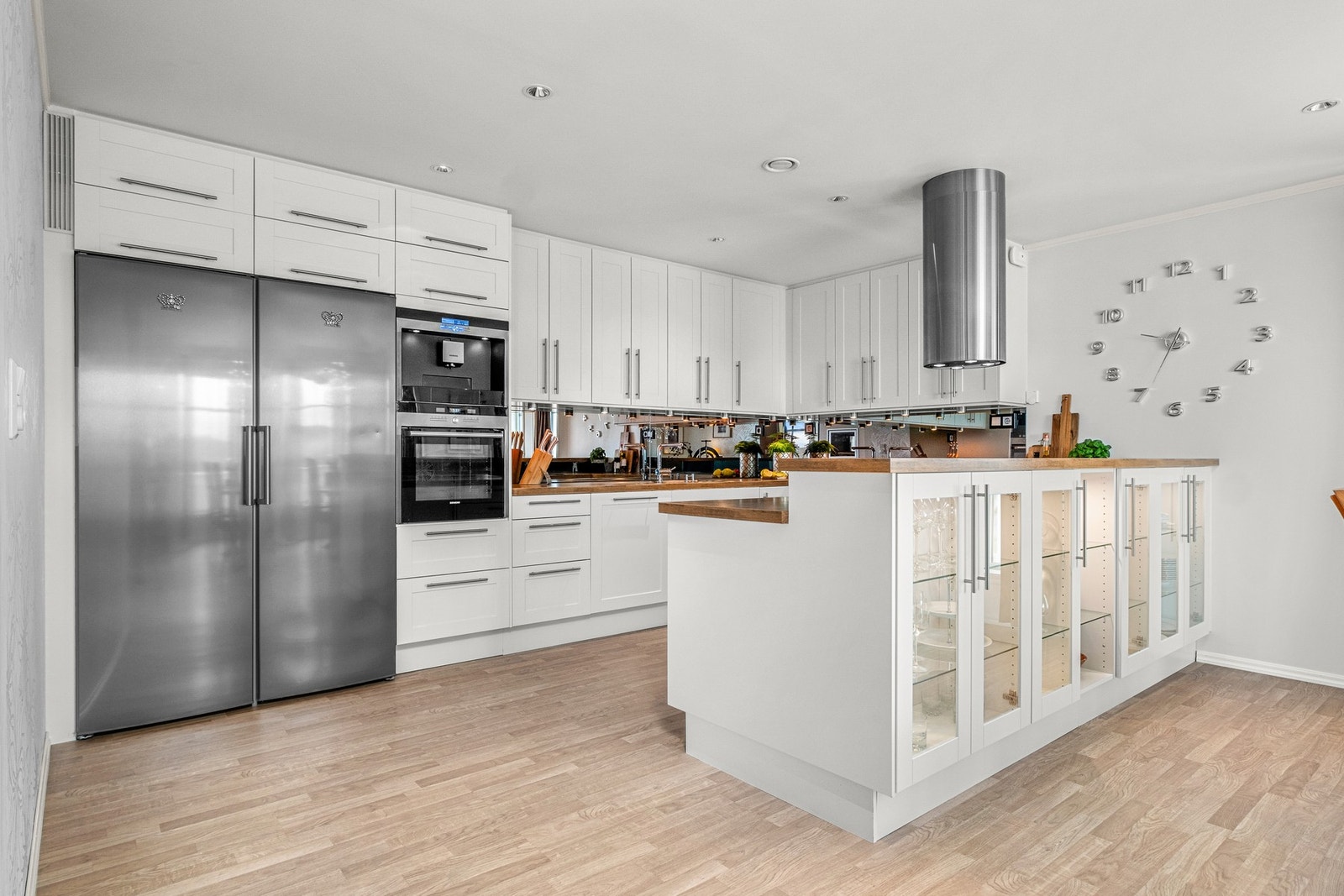 Moderne kjøkken med innredning fra Marbodal med alt du trenger for å briljere på kjøkkenet. Galleribilde