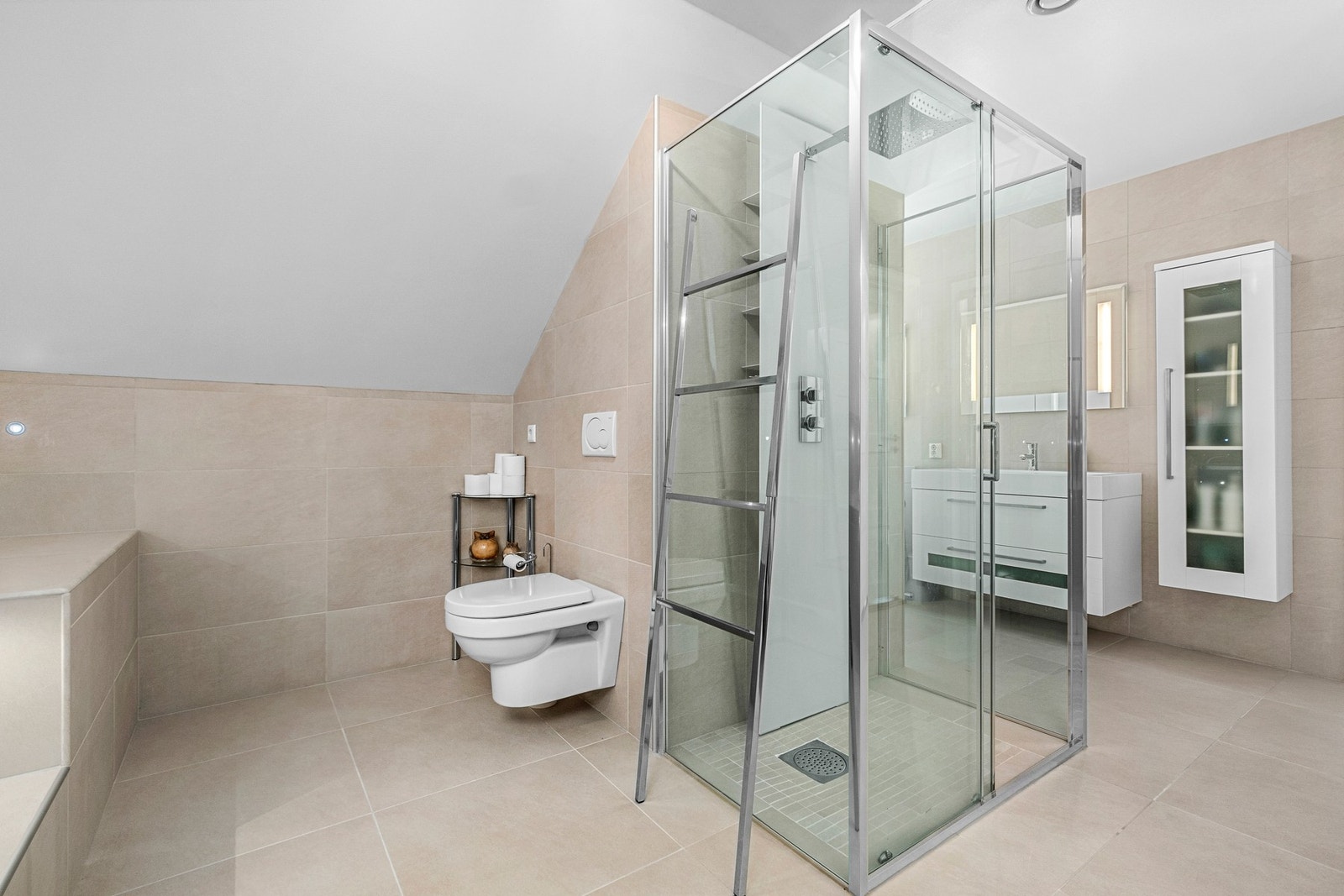 Flislagt bad med dusjnisje og gulvvarme Galleribilde