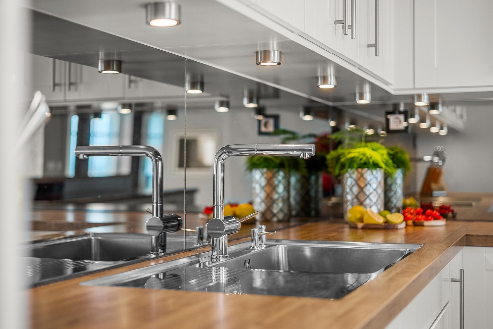 Stilrent kjøkken med mye benkeplass og moderne detaljer. Galleribilde