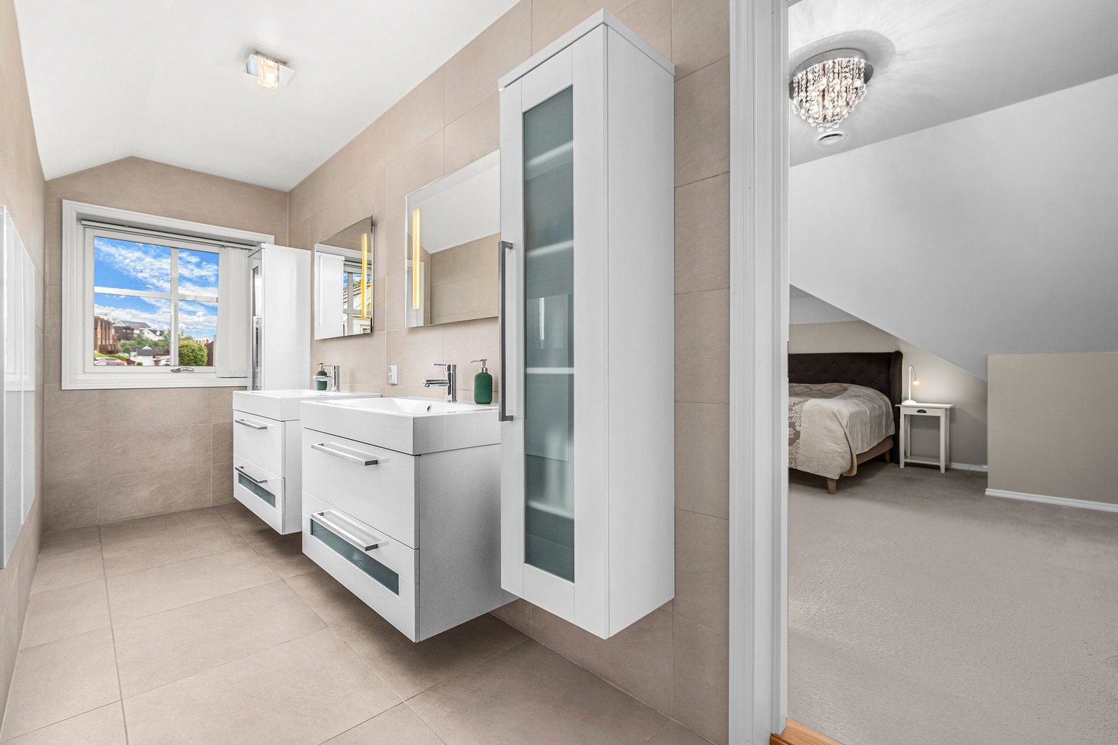 Badet har dobbel vask med romslig innredning og fliser fra Villeroy og Boch. Galleribilde